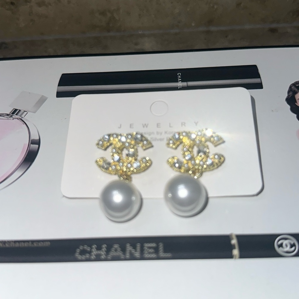 Sparkly gold earrings